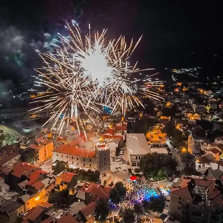 Meerblick-wohneinheit 8 Personen Am Zentrumsrand * Novi Vinodolski